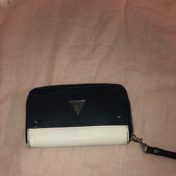 Guess wristlet - Picture 1 of 3